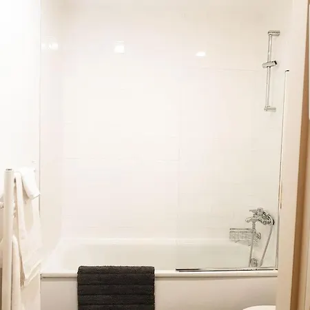 Appartement 2 Bed Flat In Centre *