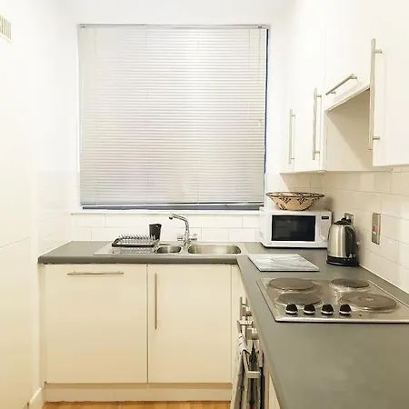 2 Bed Flat In Centre Appartement