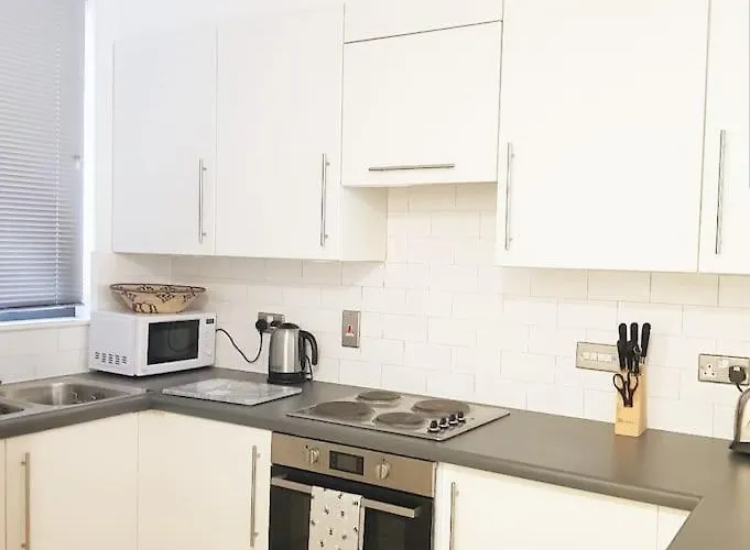 2 Bed Flat In Centre